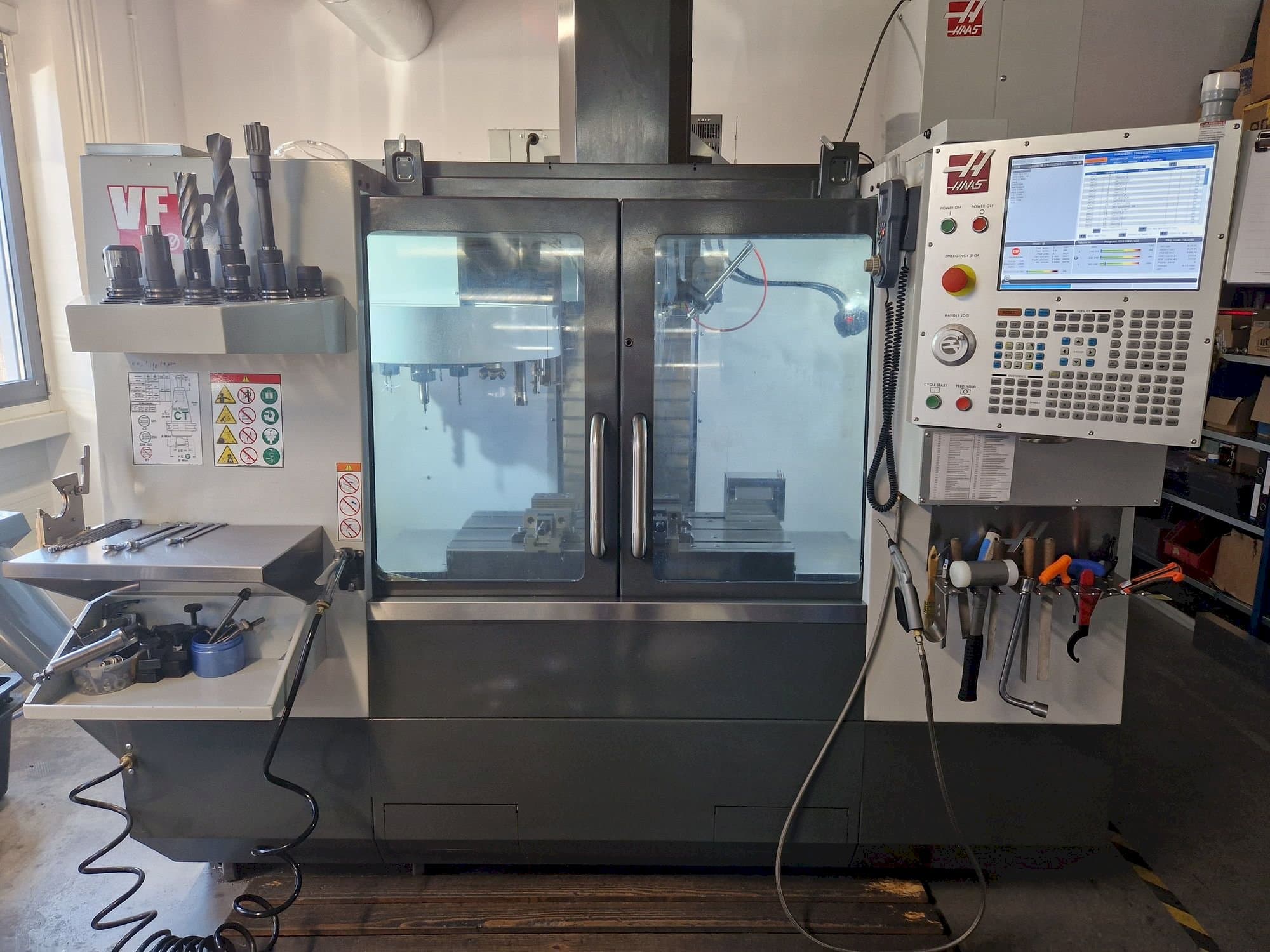 Prikaz  stroja HAAS VF-2  sprijeda
