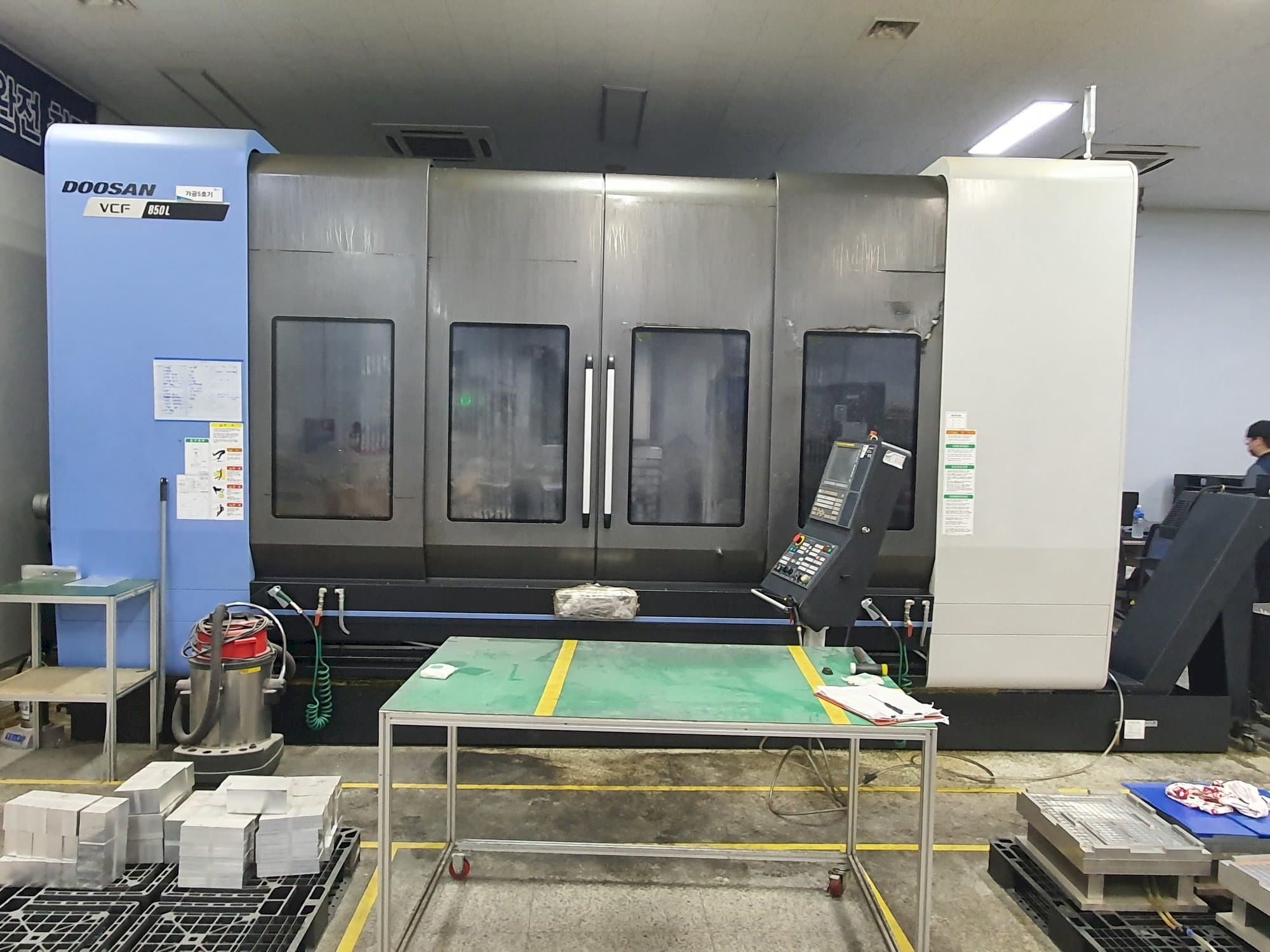 Prikaz  stroja Doosan VCF850L  sprijeda