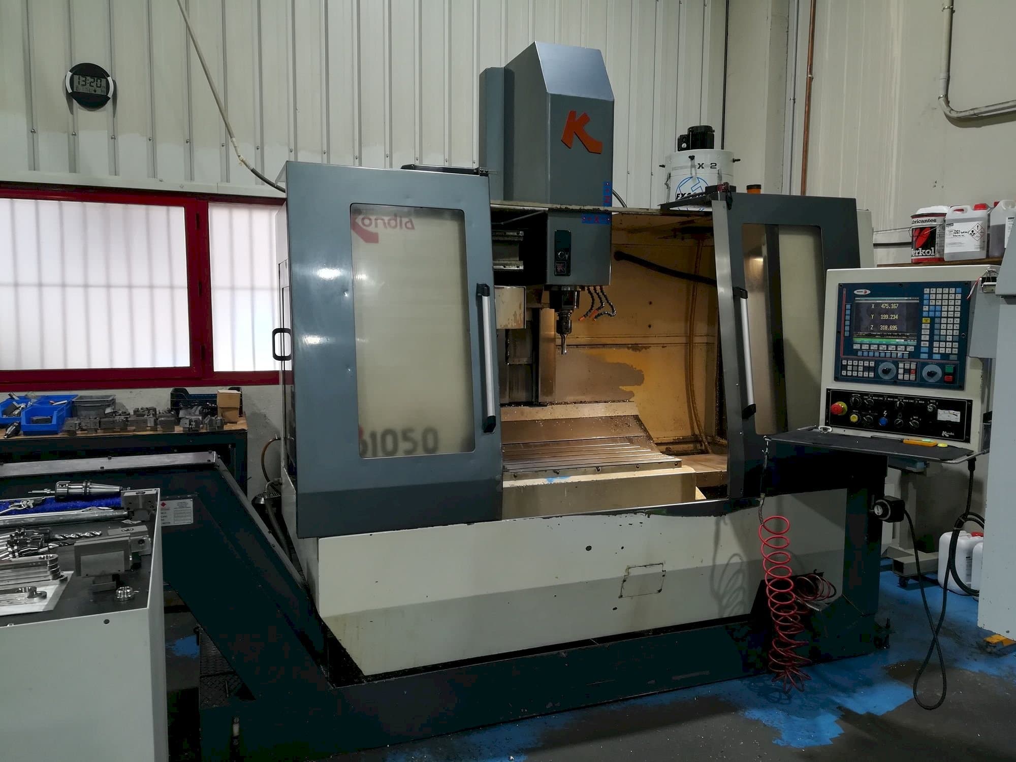 Prikaz  stroja KONDIA B1050  sprijeda