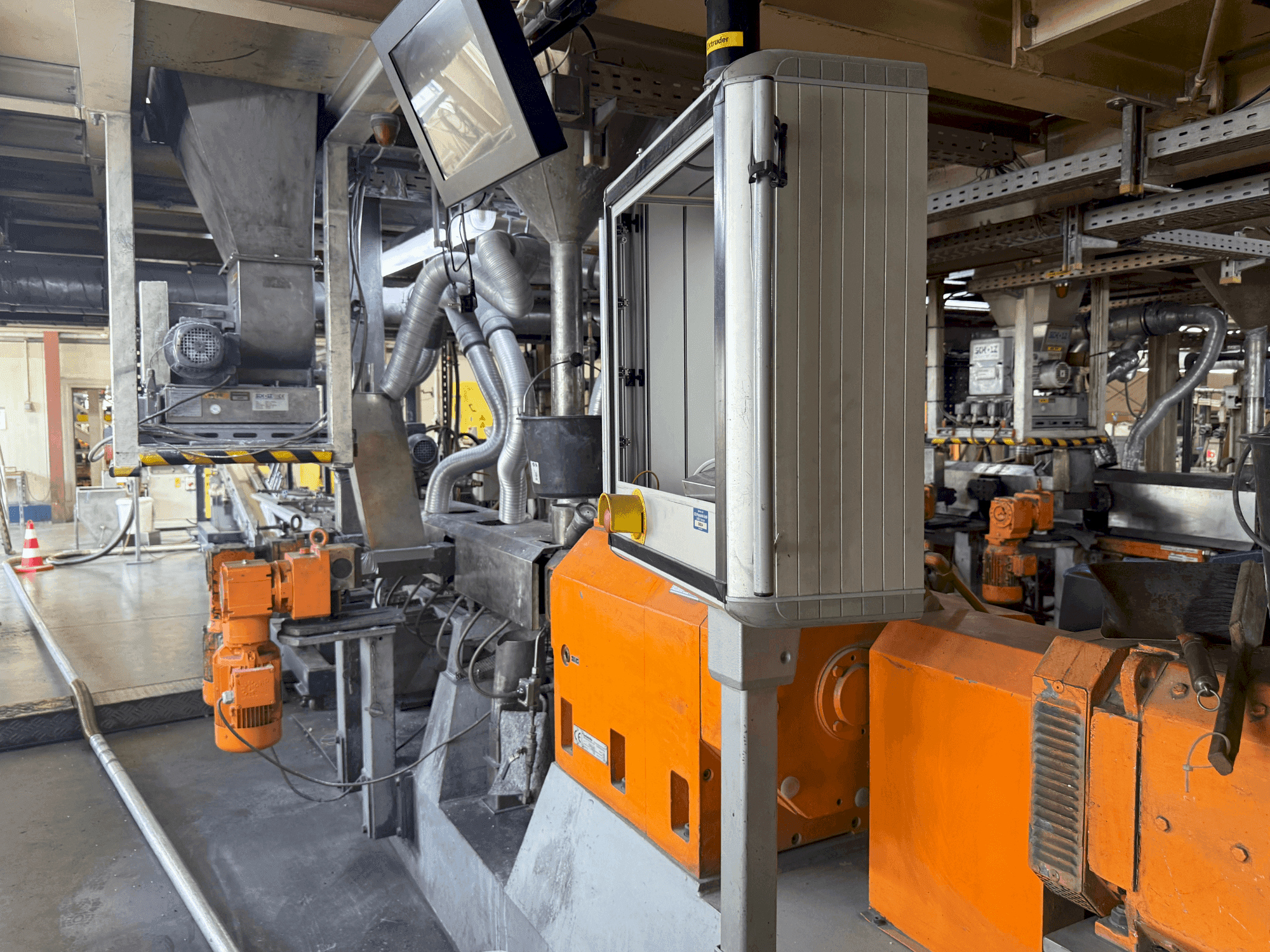 Prikaz lijeve strane  stroja Leistritz ZSE 50HP-40D
