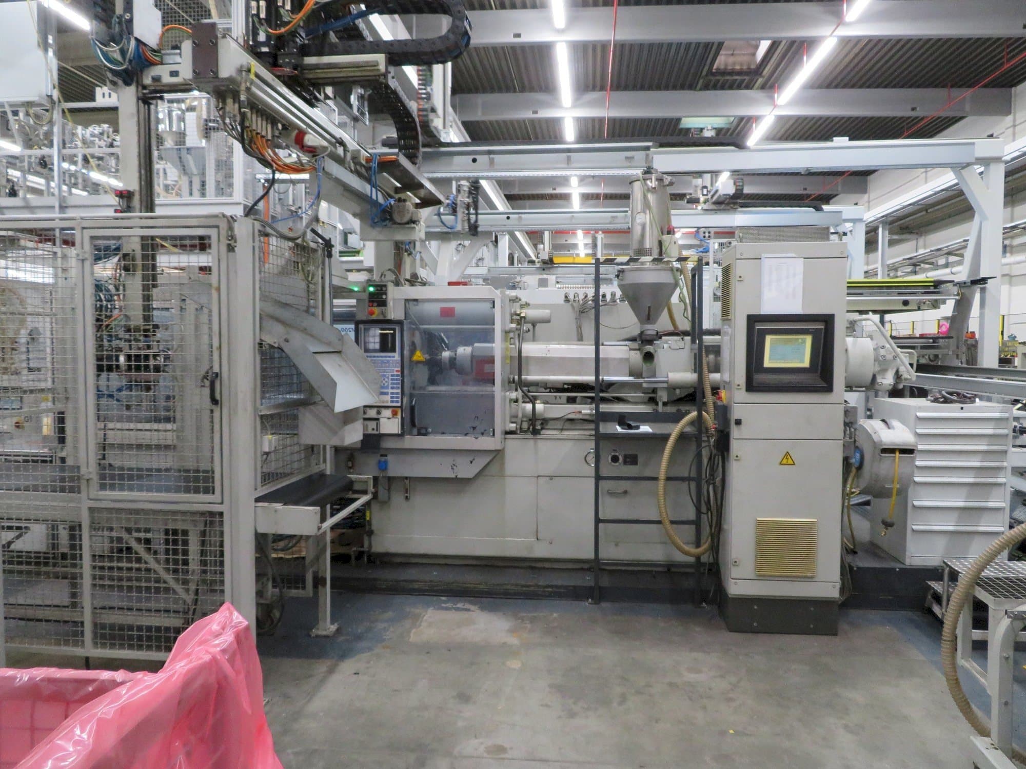 Prikaz  stroja Krauss Maffei 200-1400 C2  sprijeda