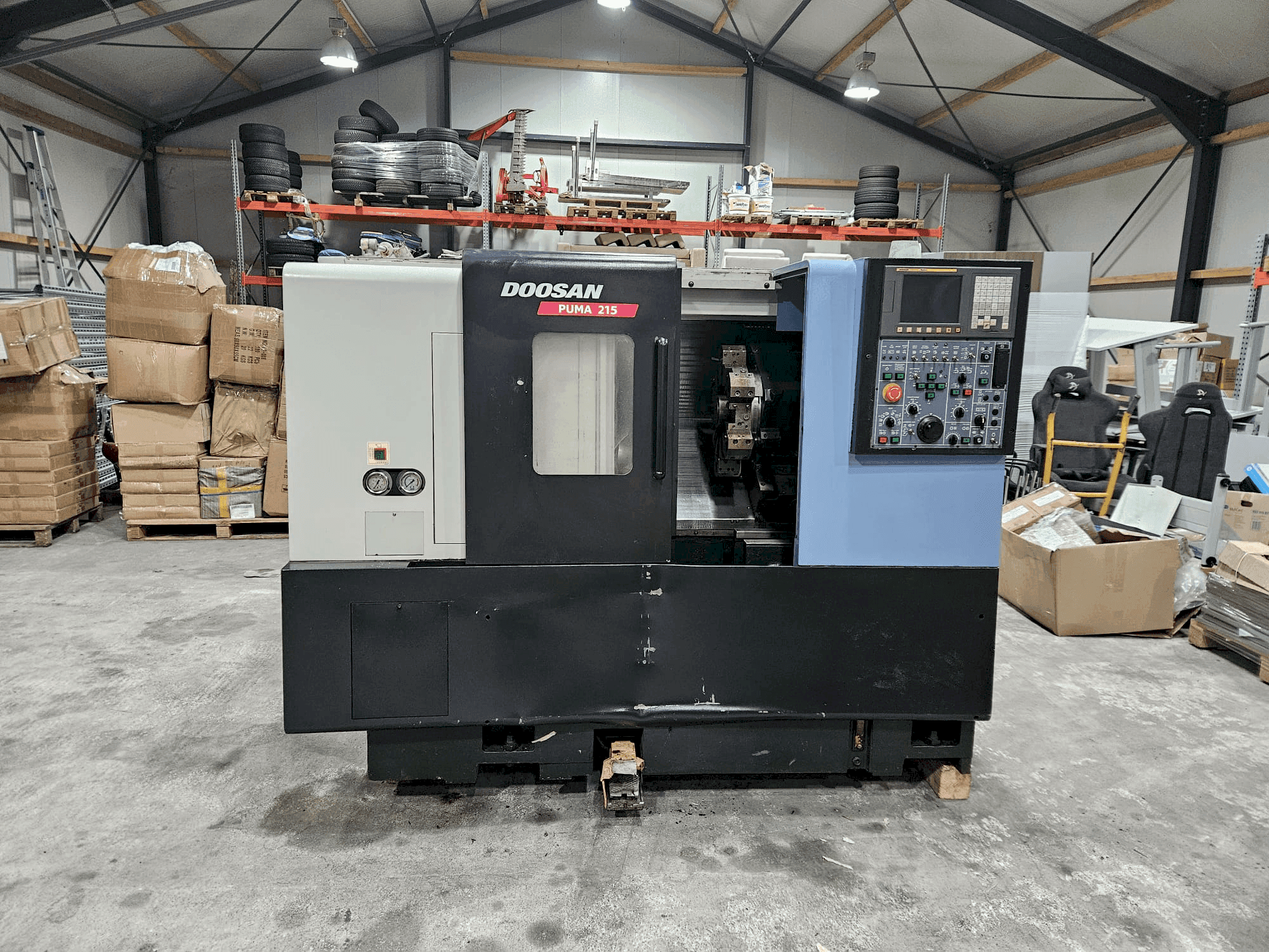 Prikaz  stroja DOOSAN PUMA 215  sprijeda