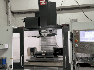 Prikaz  stroja HAAS VF-5/40TR  sprijeda