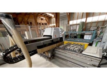 Prikaz  stroja BIESSE Rover 321 R  sprijeda