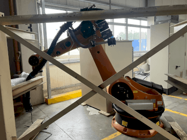 Prikaz stroja KUKA KR-240-2 sprijeda