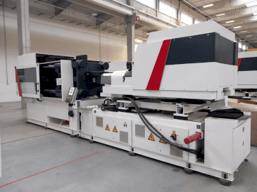Prikaz  stroja Milacron Elektron Evo 350  sprijeda