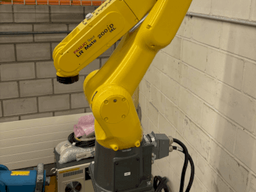 Prikaz  stroja FANUC LR Mate 200 iD 14L  sprijeda