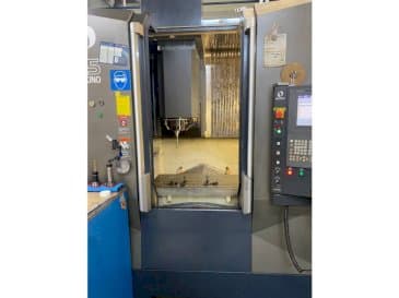 Prikaz stroja Makino F5 sprijeda