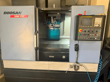 Prikaz  stroja DOOSAN DNM 415  sprijeda
