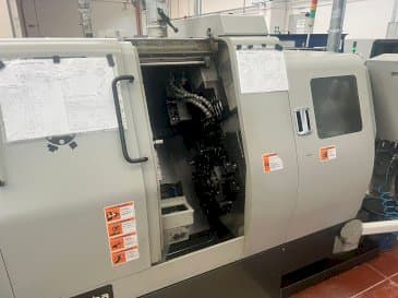 Prikaz stroja Hanwha STL 38 H sprijeda