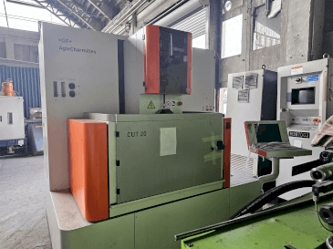 Prikaz  stroja AgieCharmilles CUT 20  sprijeda