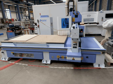 Prikaz  stroja QUICK CNC UE-481  sprijeda