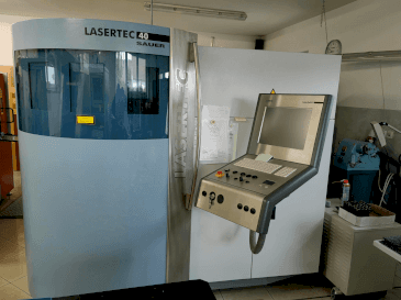 Prikaz stroja DMG SAUER LASERTEC 40 (2008) sprijeda