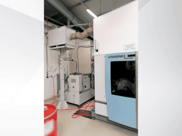 Prikaz  stroja DMG Sauer Ultra sonic 50  sprijeda