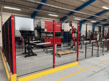 Prikaz  stroja AMADA HFE3i 1003 8 axes L  sprijeda