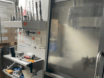 Prikaz  stroja HAAS VF-3  sprijeda