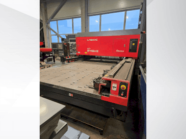 Prikaz  stroja AMADA LC 2415 A3  sprijeda