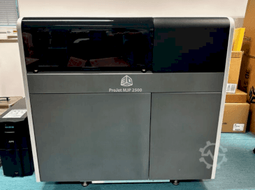 Prikaz stroja 3DSYSTEMS projet 2500 plus sprijeda