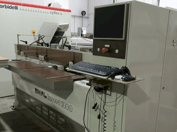Prikaz  stroja OMAL Insert 1300  sprijeda