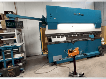 Prikaz  stroja ADIRA QIH-11030 DNC CR  sprijeda