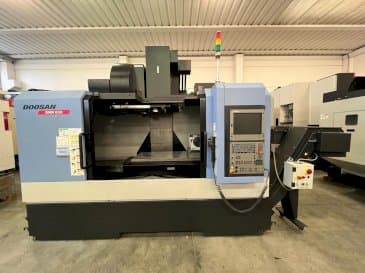 Prikaz  stroja DOOSAN DNM 650  sprijeda