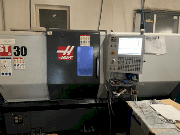 Prikaz  stroja HAAS ST-30  sprijeda