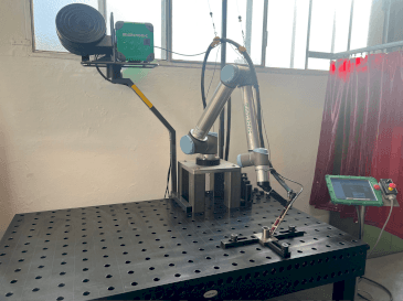 Prikaz stroja MIGATRONIC PI 350 AC/DC sprijeda