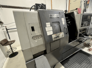 Prikaz  stroja Hyundai Kia SKT 28 LM  sprijeda