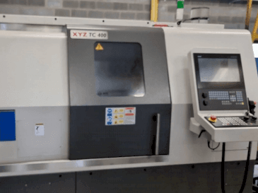 Prikaz  stroja XYZ TC 400  sprijeda