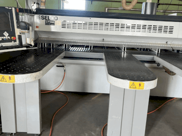 Prikaz  stroja SELCO WN750  sprijeda