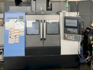 Prikaz  stroja DOOSAN DNM 4500  sprijeda