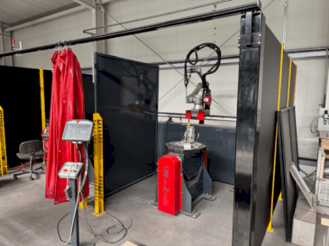 Prikaz  stroja FRONIUS UR10 Roboter e-Series  sprijeda