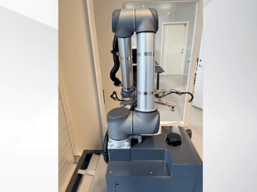 Prikaz  stroja Universal Robots UR10  sprijeda