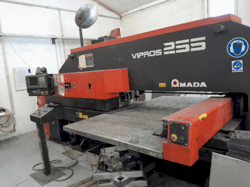 Prikaz  stroja AMADA Vipros 255  sprijeda