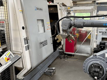 Prikaz  stroja Okuma Twinstar LT300-M  sprijeda