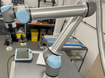 Prikaz  stroja Universal Robots UR10  sprijeda