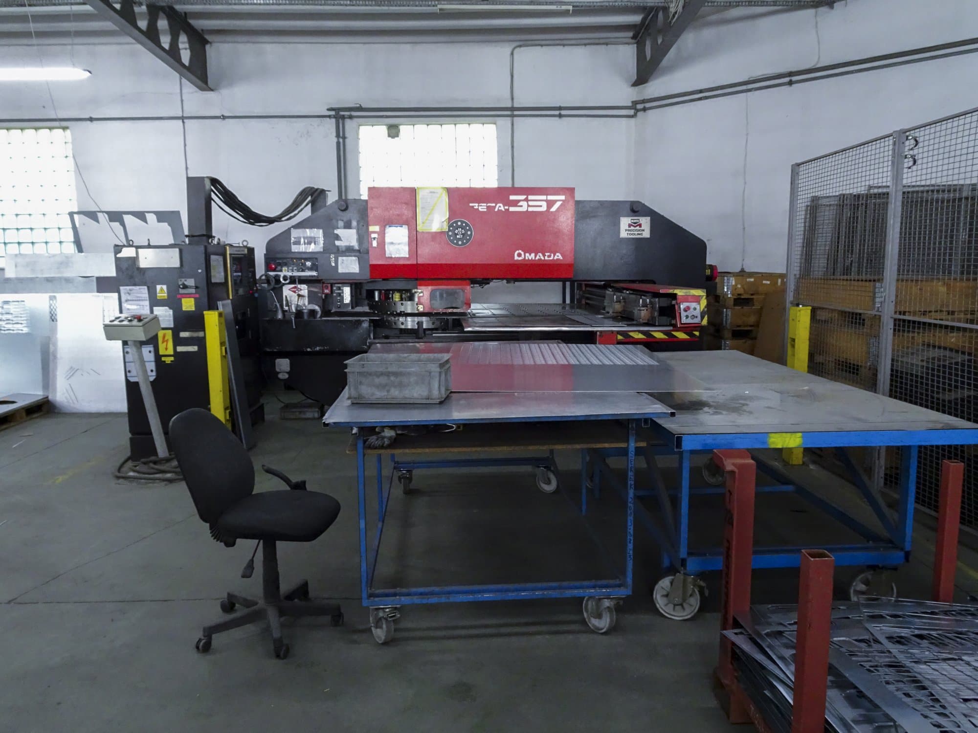 Prikaz  stroja AMADA PEGA 357 sprijeda