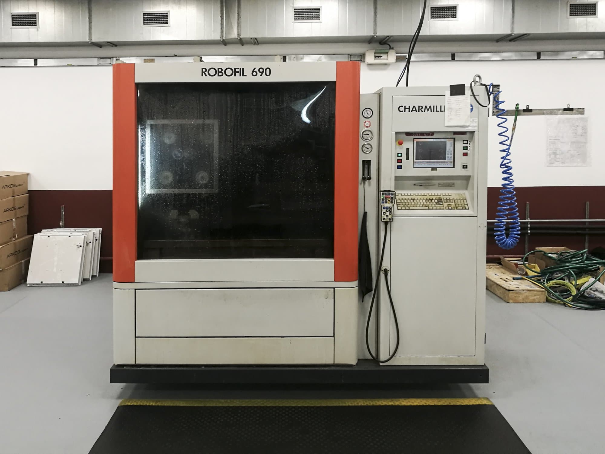 Prikaz  stroja CHARMILLES ROBOFIL 690 sprijeda