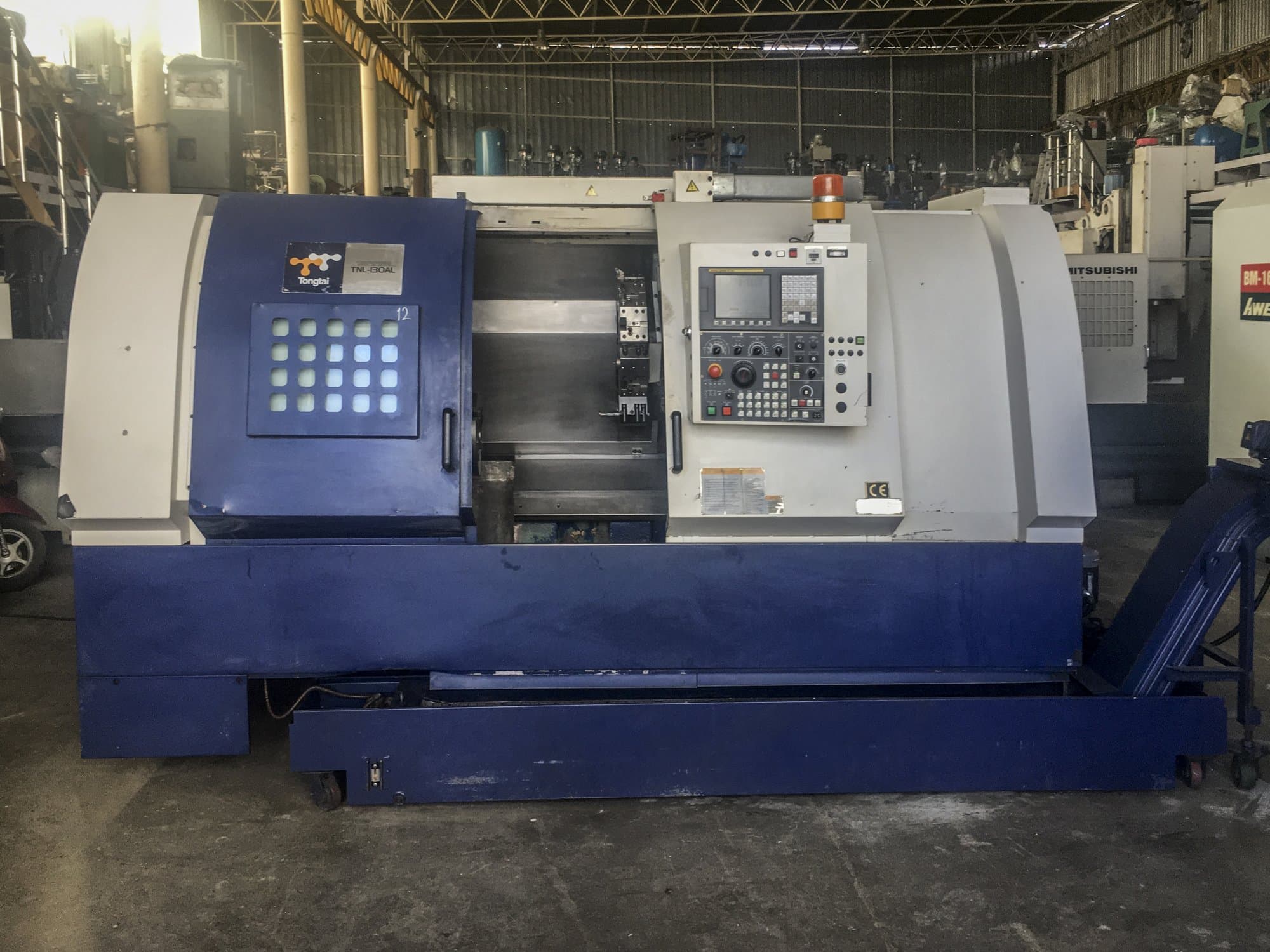 Prikaz  stroja Tongtai TNL-130 AL sprijeda