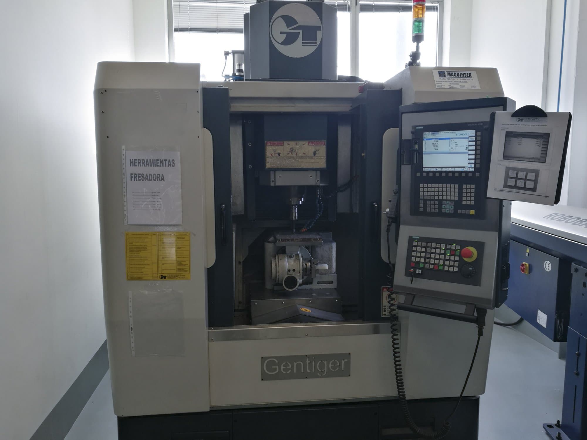 Prikaz  stroja GENTIGER GT-45-5AX sprijeda