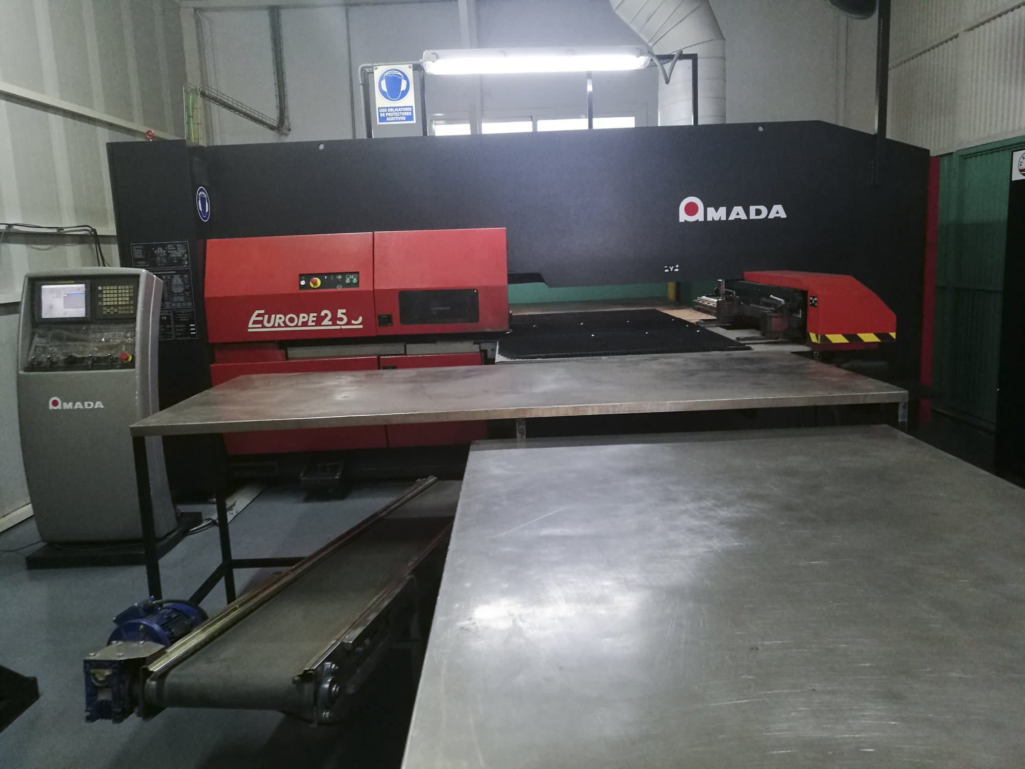 Prikaz  stroja AMADA EUROPE 255 sprijeda