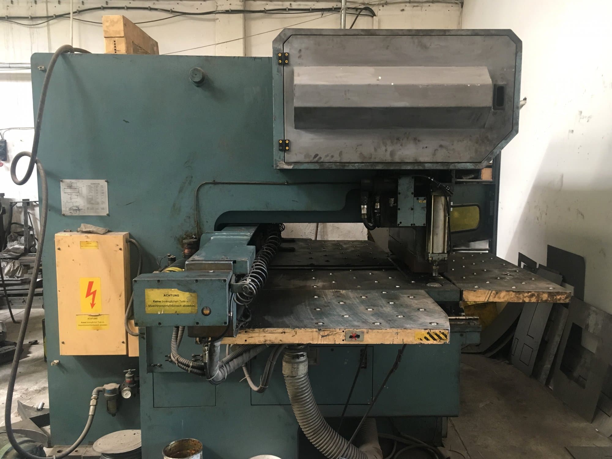 Prikaz  stroja AMADA OCTO-334 sprijeda