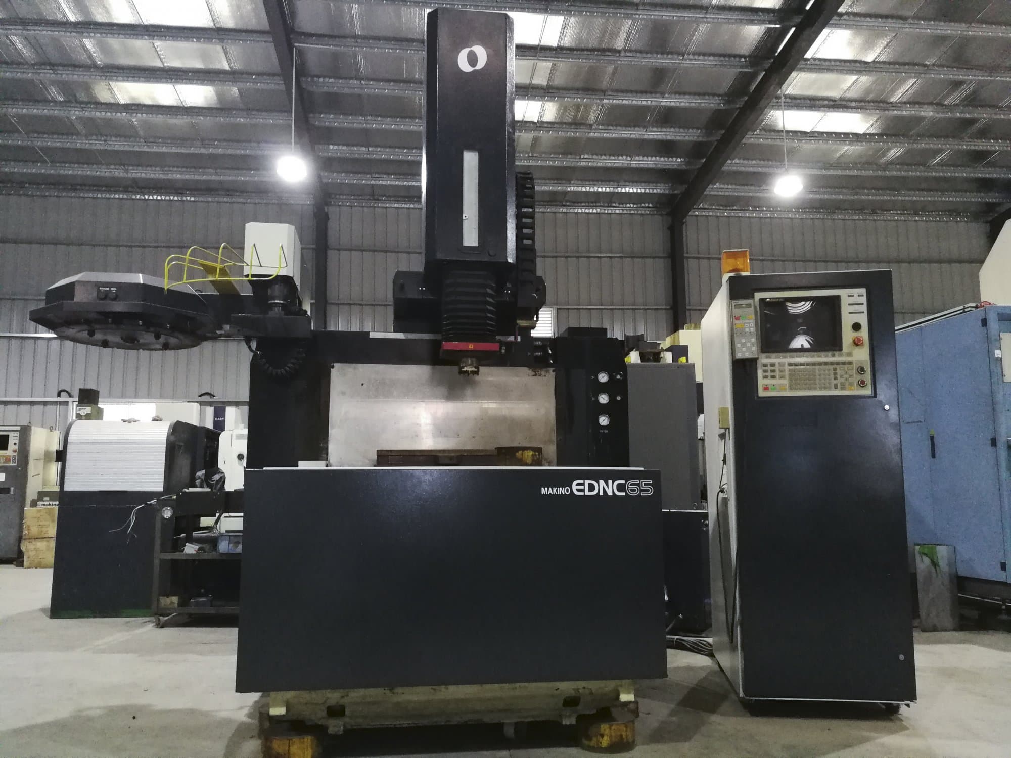 Prikaz  stroja Makino EDNC65 sprijeda