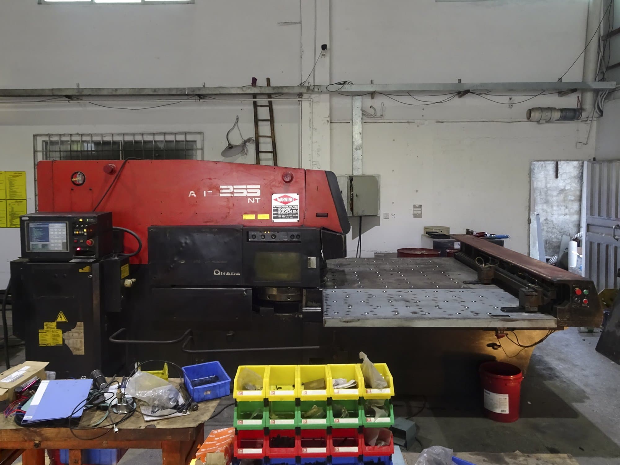 Prikaz  stroja AMADA ARIES 255NT sprijeda