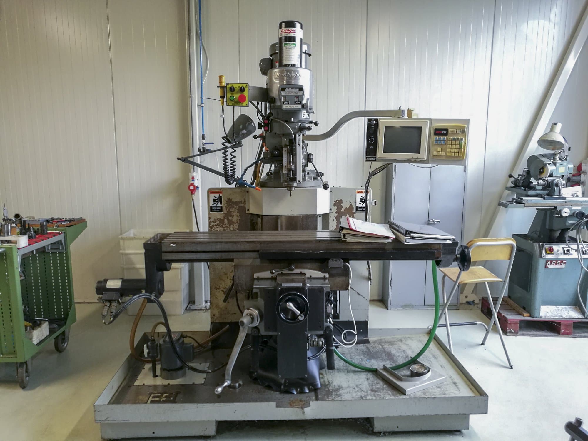 Prikaz  stroja Bridgeport EZ TRAK DX II sprijeda