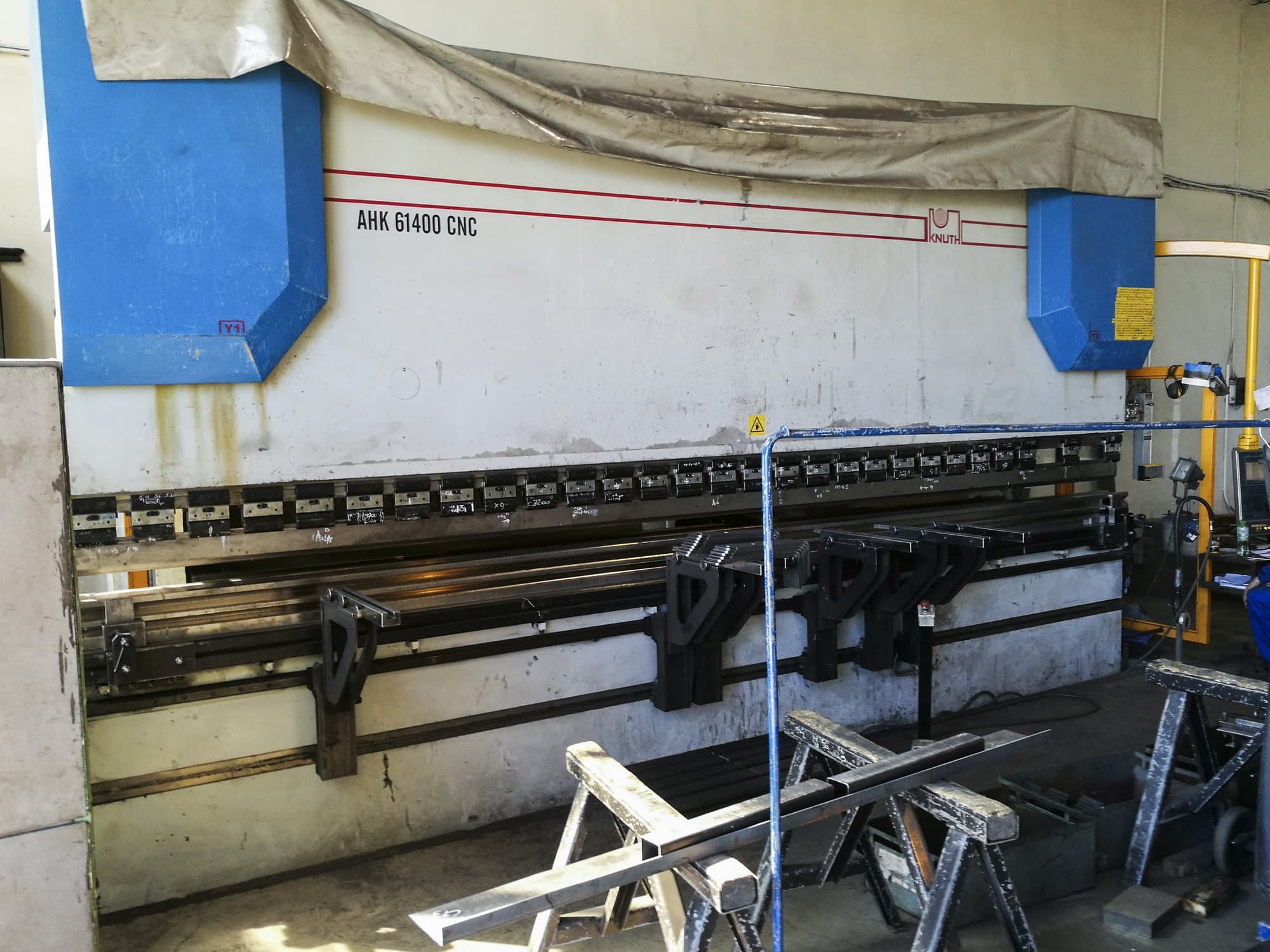 Prikaz stroja KNUTH AHK 61400 CNC slijeva