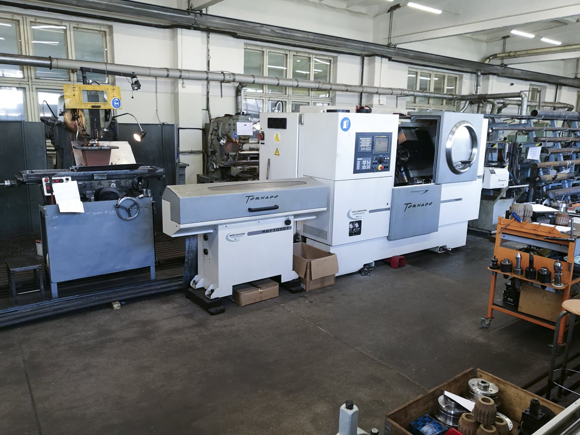 Prikaz  2 stroja Colchester TORNADO T8MS sprijeda