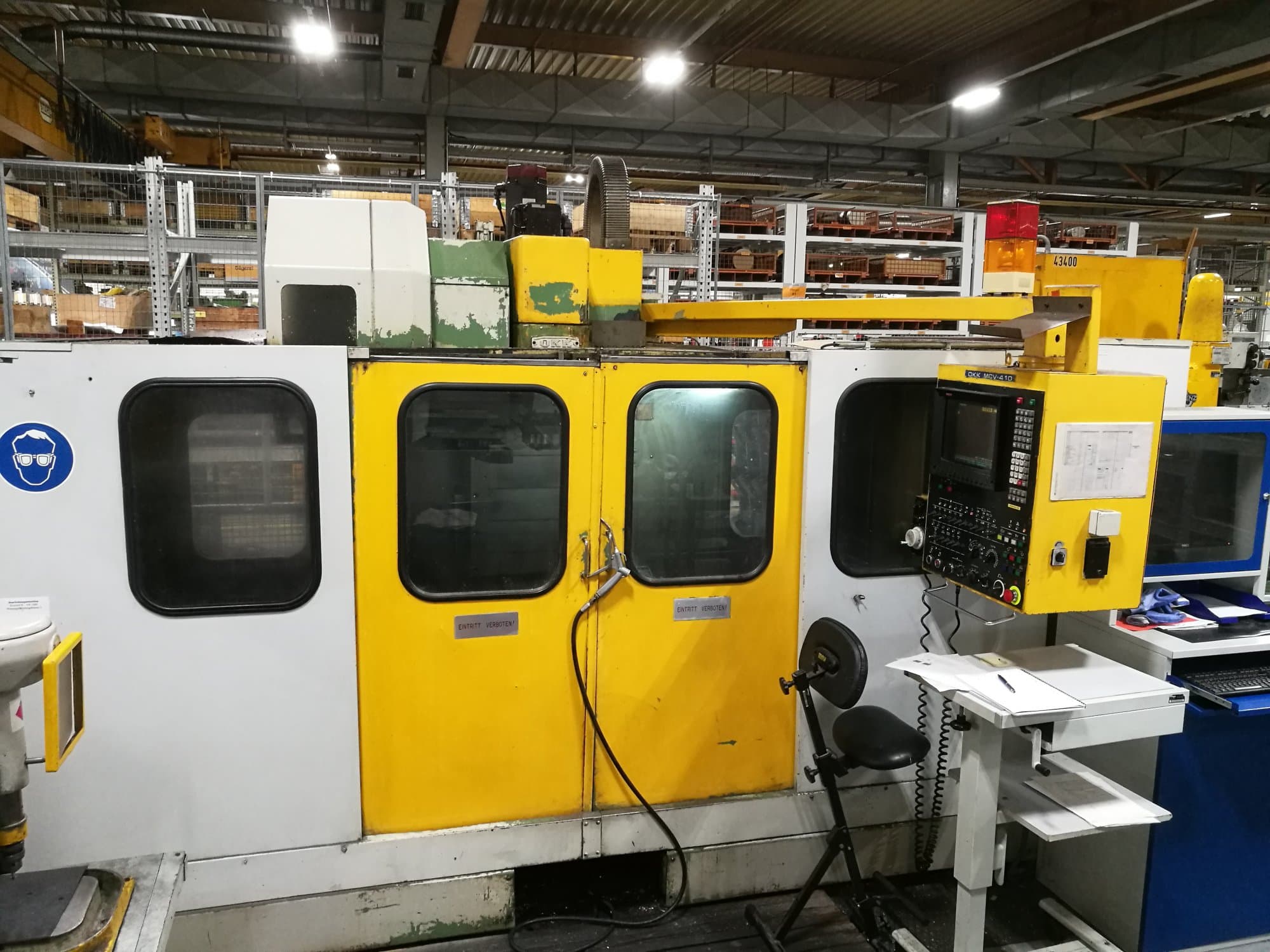 Prikaz  1 stroja OKK MCV-410 sprijeda