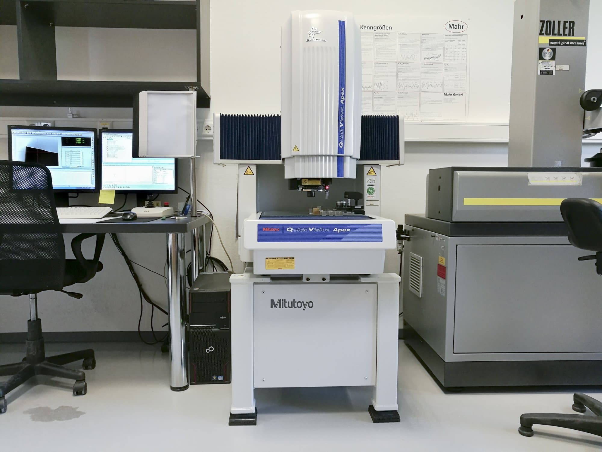 Prikaz  stroja Mitutoyo QVT1-X302PIL-C sprijeda