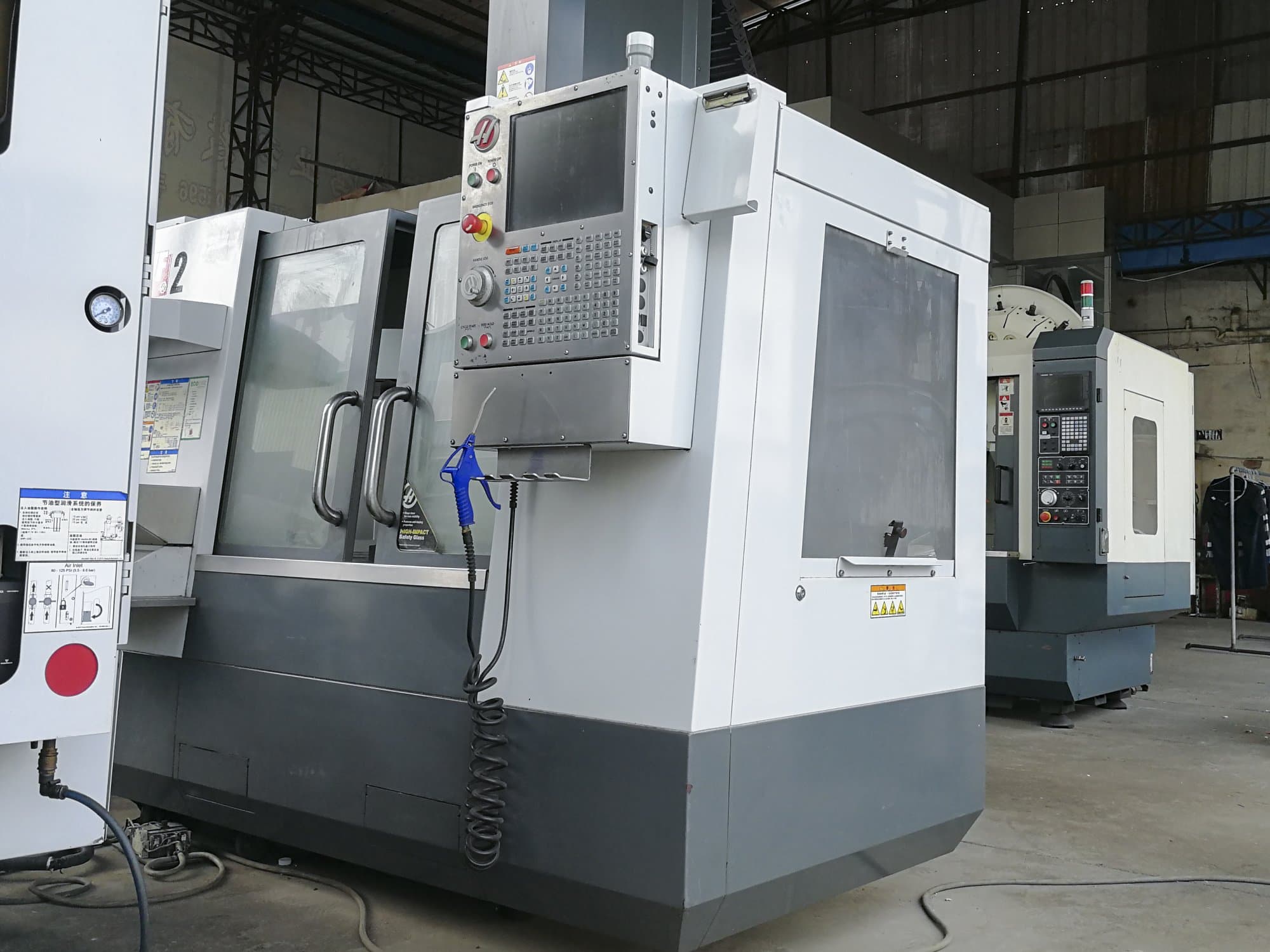 Prikaz  stroja HAAS VF-2 zdesna